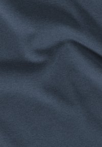 Tessuto di cotone blu navy scuro con una consistenza liscia e un delicato motivo a righe, con lievi pieghe per indicare il drappeggio.