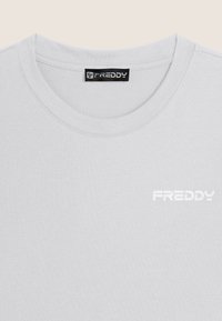 Freddy REGULAR FIT  - T-shirt con stampa - white sand allover leaves w s