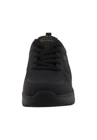 Baskets noires de sport avec tige texturée, bout rond et lacets. Présente un branding subtil en or. Semelle épaisse en caoutchouc noir avec motif de grip.