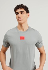 HUGO DIRAGOLINO - T-shirts - medium grey