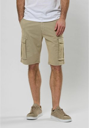 Beige cargoshorts met meerdere zijzakken, gemaakt van een textuur katoenmix. Op maat gemaakte pasvorm, knielange stijl en rafelrand detail.