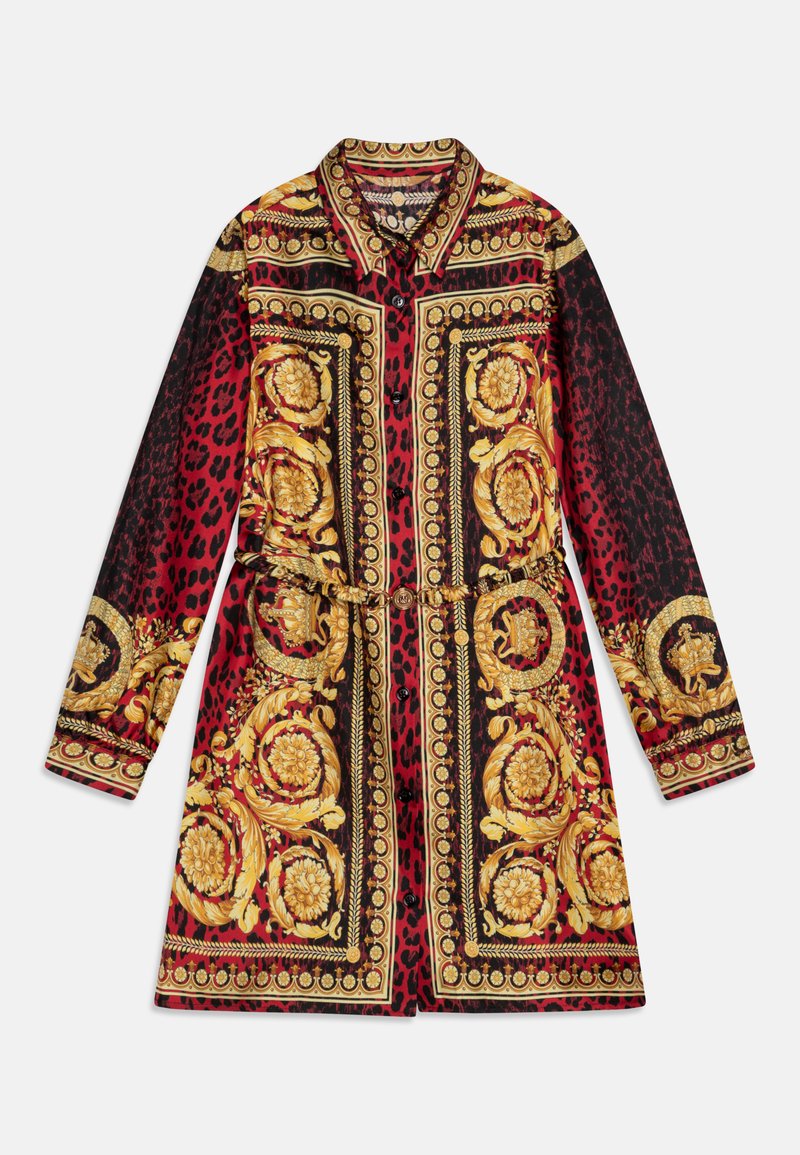 Abrigo impreso multicolor con patrones barrocos en dorado, secciones de estampado de leopardo rojo y negro, cierre de botones y cintura con cinturón.