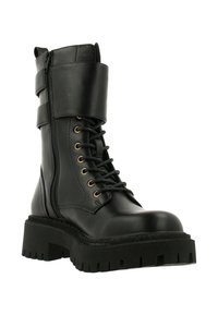 Bota de combate de cuero negro con tobillo alto, frente con cordones, cremallera lateral y suela gruesa texturizada. Presenta ojales y correas en tono dorado.