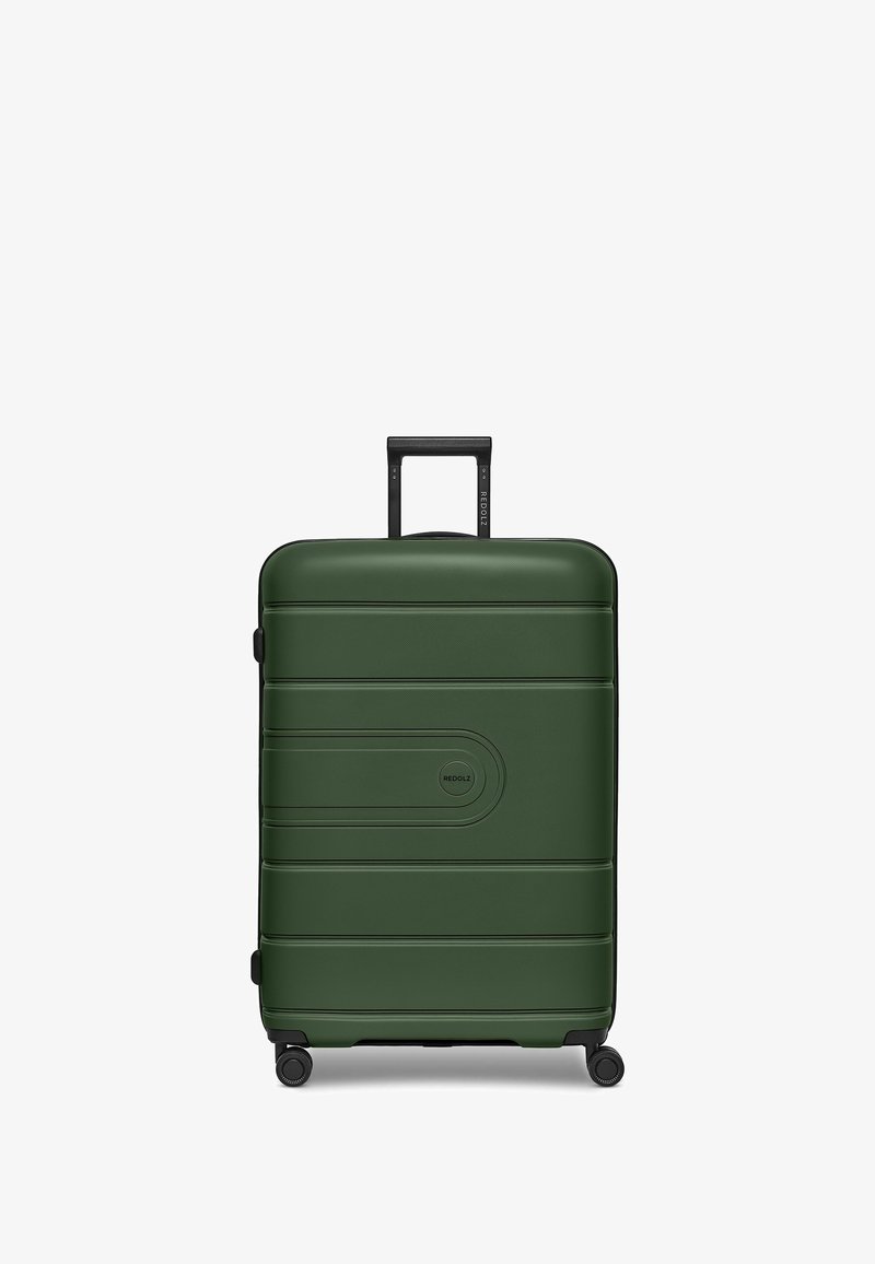 Maleta verde de material rígido con una superficie texturizada, líneas horizontales y un asa telescópica. Cuatro ruedas giratorias para mayor movilidad.