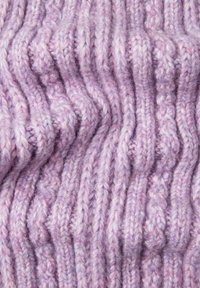 Lilla strikket stof med et tekstureret design og hævede, bølgede ribben. Garnet virker fluffy med subtile farvevariationer.