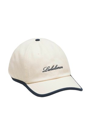 Beżowa czapka baseballowa z czarną lamówką i czarnym kursywowym logo Lululemon z przodu, pokazana na białym tle.