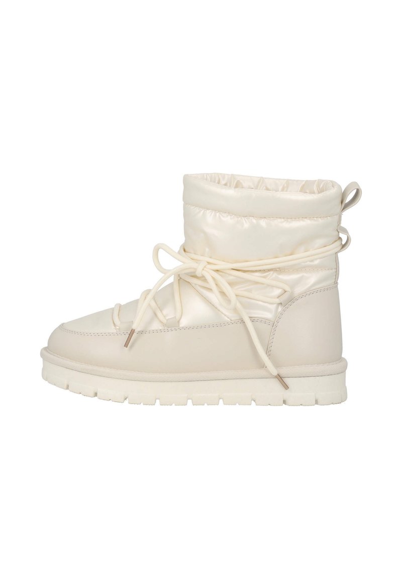 Stivaletti alla caviglia color crema con tomaia imbottita, lacci frontali e suola in gomma texture. Gli accenti in nichel arricchiscono il design.