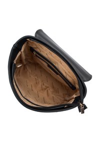 Interno di una borsa a mano in pelle nera con una texture liscia, tasca con zip e foderatura beige con motivo a logo ripetuto. Forma rotonda con chiusura a zip.