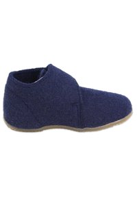 Pantoufle en laine marine avec une texture douce, coupe basse et bout arrondi. Présente une semelle lisse et flexible ainsi que des détails de couture minimaux.