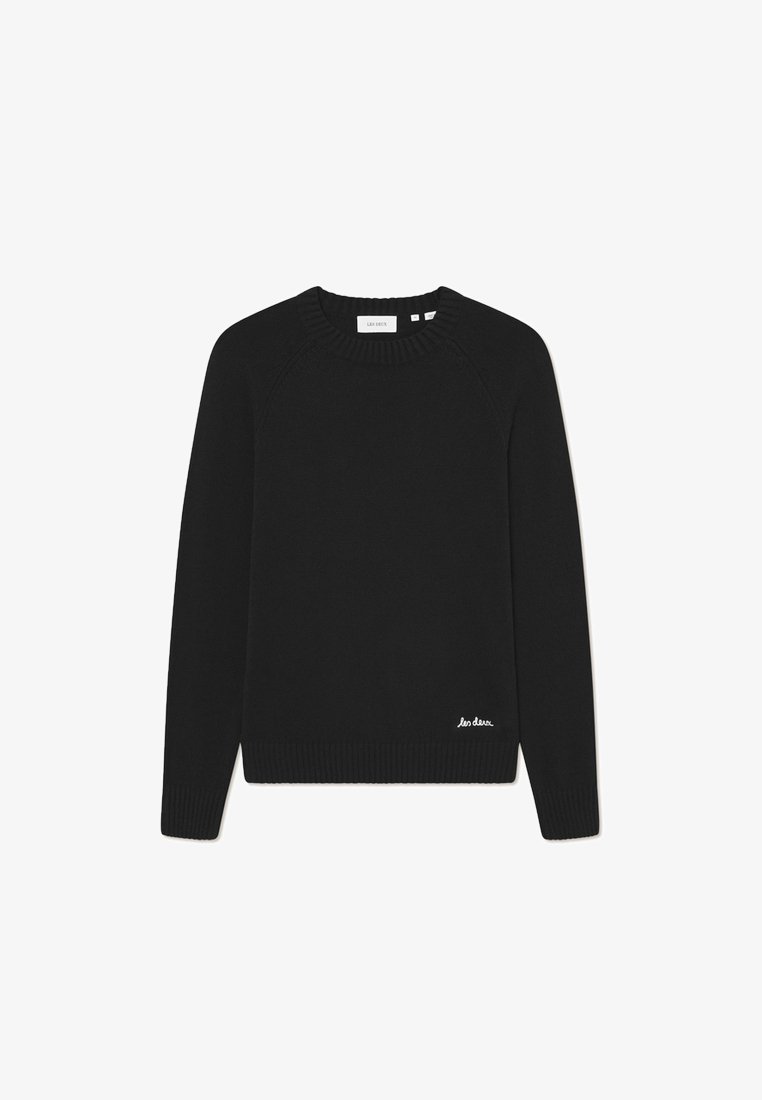 Pull en tricot noir avec des manches longues, un col rond, des poignets et un ourlet côtelés, présentant un petit logo blanc sur le devant.
