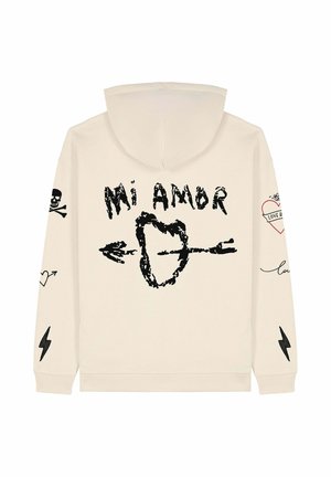 Bēšs kapuce ar melniem grafiskajiem dizainiem, tostarp "Mi Amor", skelets, sirdis un zibens motīvi uz piedurknēm. Mīksta auduma tekstūra.