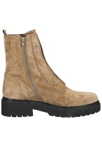 Botte cheville en daim tanné avec fermeture éclair latérale, semelle épaisse noire et languette de tirage à l'arrière.