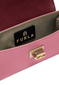 Růžová texturovaná kožená taška se zlatým zapínáním a bordó semišovým podšívkou. Interiér obsahuje značkovou etiketu Furla a béžovou pruhovanou látku.