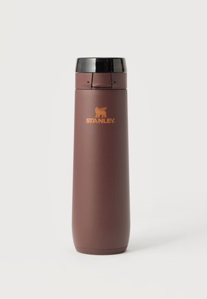 Bouteille de voyage isolante Stanley marron avec bouchon à bascule noir et logo sur le devant sur fond blanc.