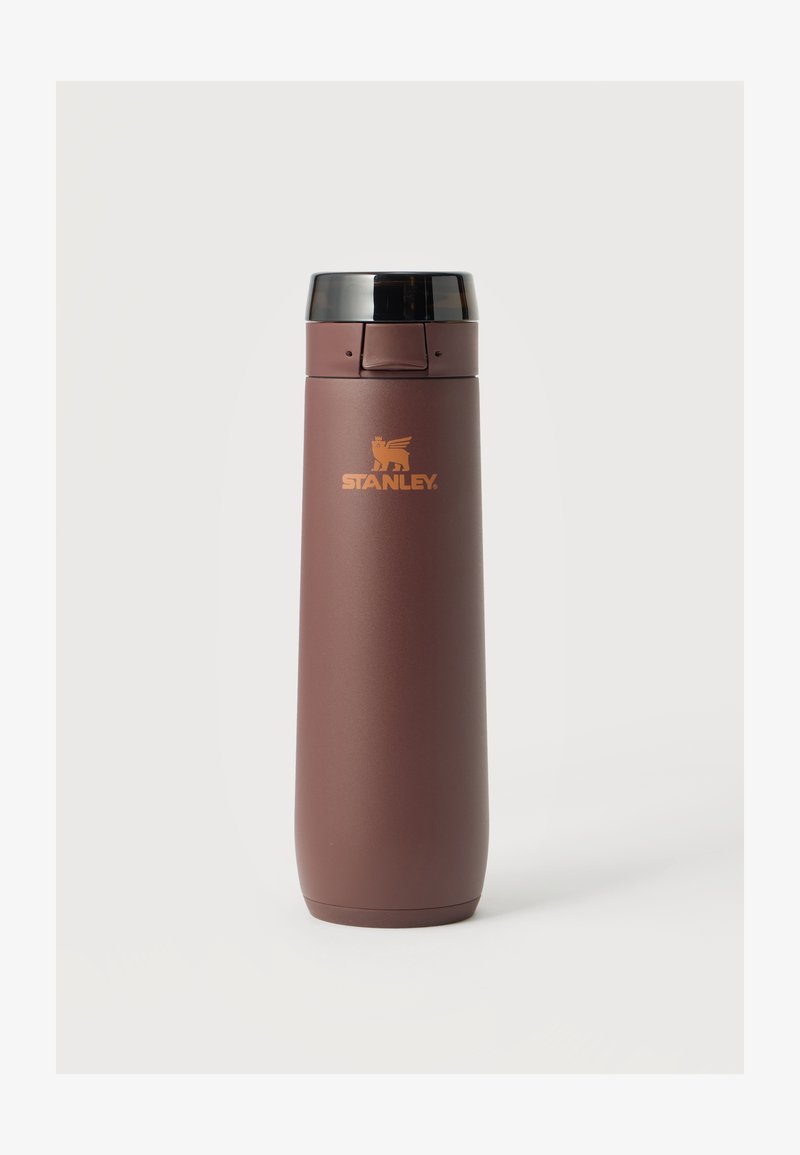Bouteille de voyage isolante Stanley marron avec bouchon à bascule noir et logo sur le devant sur fond blanc.