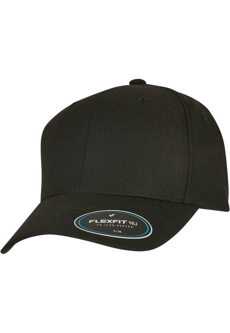 Sort kasket lavet af stof med en buet skygge. Har et Flexfit-logo og størrelsesmærke, samt syede detaljer og ventilationsøjler.