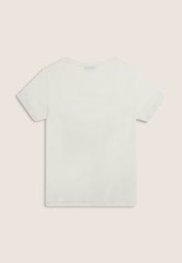 Camiseta de algodón blanca con mangas cortas, cuello redondo y una textura suave. Presenta un diseño trasero simple y sin adornos.