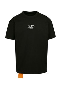 Juodas medvilninis marškinėlis su trumpomis rankovėmis, apykakle, su baltu logotipu ant krūtinės ir oranžine etiketė šone.