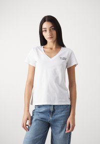 Levi's® PERFECT VNECK - Paprasti marškinėliai - bright white