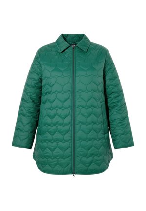 Vihreä tikattu takki sydämenmuotoisilla tikauksilla, pitkät hihat, kaulus ja etutasku, jossa vetoketjusulku.