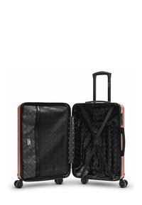 Maleta rígida de color rosa con interior negro; cuenta con ruedas, asa retráctil, bolsillo con cremallera en el interior y correas cruzadas para mayor seguridad.