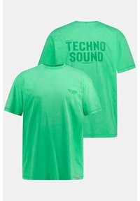 Camiseta de algodón verde con mangas cortas, cuello redondo y un diseño desgastado. La parte frontal presenta un texto pequeño; la parte trasera muestra un gran texto que dice "MUNDO DEL SONIDO TECNOLÓGICO".