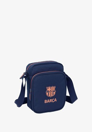 Czarna torba na ramię w ciemnoniebieskim kolorze, wykonana z trwałego materiału, z wyraźnym pomarańczowym logo i napisem "BARÇA", z kontrastowymi pomarańczowymi zamkami i paskami.