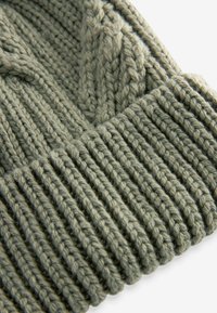 Next CABLE  REGULAR FIT - Kootud müts - khaki green