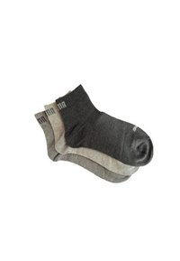 Drei Paar Knöchelsocken in Dunkelgrau, Hellgrau und Beige, gestapelt auf einem weißen Hintergrund.