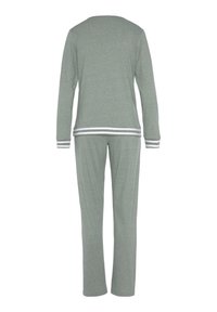 Helles grünes Pyjama-Set mit langen Ärmeln und Hose. Mit einem runden Ausschnitt und gestreiften Akzenten an den Bündchen und dem Taillenbund. Weiche Textur.