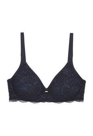 Czarny koronkowy biustonosz z kwiatowym wzorem, regulowane ramiączka i mała ozdobna kokardka na środku przodu, przedstawiony na białym tle.