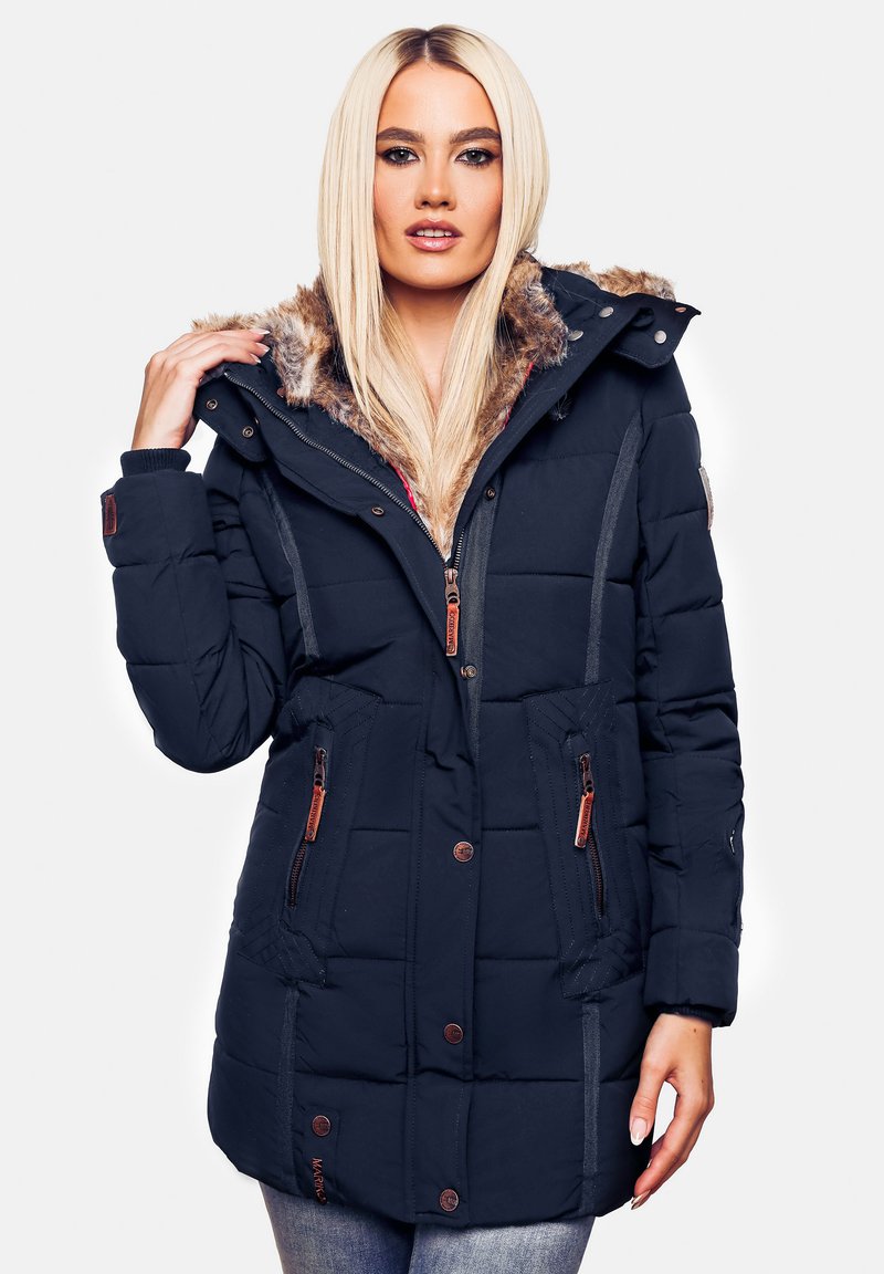 Jachetă puffer marină cu glugă căptușită cu blană, buzunare cu fermoar, textură matlasată și accente din piele pe fermoare și mâneci. Ajustare a mărimii.