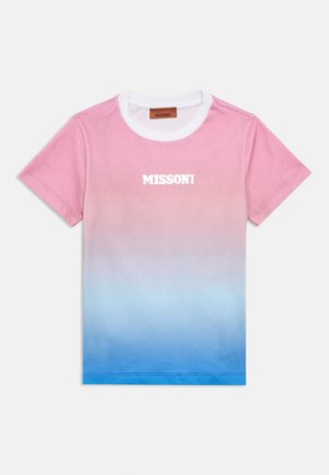 Camiseta con degradado de rosa a azul y cuello redondo blanco. Presenta el logo blanco "MISSONI" en el pecho. Hecha de suave tejido de algodón.