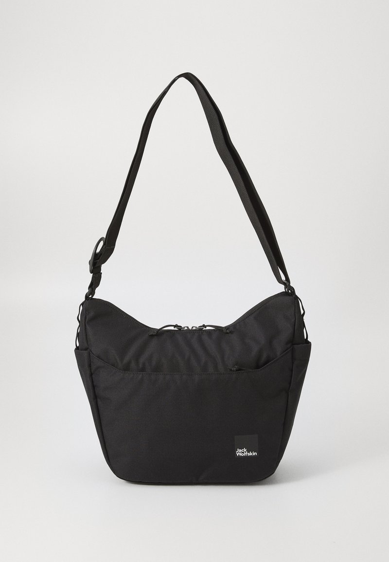 Čierna ramenná taška vyrobená z odolnej tkaniny. Má zaoblený tvar, nastaviteľný popruh a zips na uzavretie s vonkajšou vreckom.