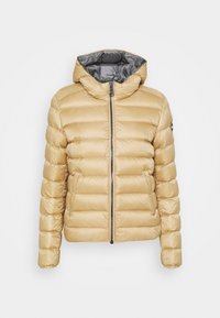 Lichtgouden pufferjack met capuchon, ritssluiting aan de voorkant en horizontale gewatteerde textuur. Heeft een grijze binnenvoering en zijkanten met zakken.
