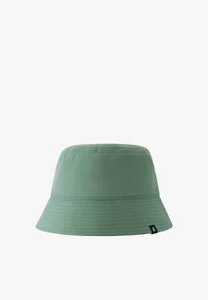Cappello a secchiello verde chiaro con falda cucita e piccolo etichetta nera sul lato su sfondo bianco.