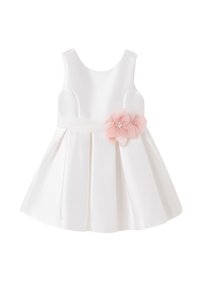 Abito bianco senza maniche con un corpetto aderente, gonna svasata e un fiore di stoffa rosa con un accento di strass in vita. Tessuto testurizzato.