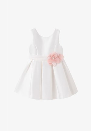 Abito bianco senza maniche con un corpetto aderente, gonna svasata e un fiore di stoffa rosa con un accento di strass in vita. Tessuto testurizzato.