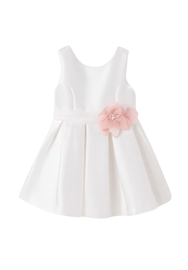 Abito bianco senza maniche con un corpetto aderente, gonna svasata e un fiore di stoffa rosa con un accento di strass in vita. Tessuto testurizzato.
