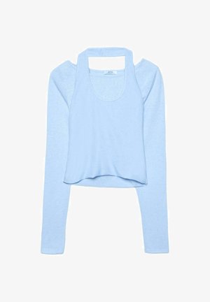 Top azzurro a strati con maniche lunghe sotto un top corto a collo allacciato, mostrato disteso su uno sfondo bianco.