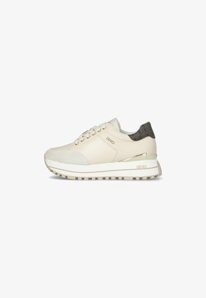 Sneaker beige con tomaia in pelle liscia, accenti in suede, un tacco di un marrone scuro con motivo e una suola bianca con battistrada in gomma.