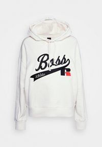 Sweat à capuche blanc avec logo "Boss" en noir et accents rouges, doté d'une capuche à cordon de serrage et de poignets côtelés. Texture de tissu lisse.