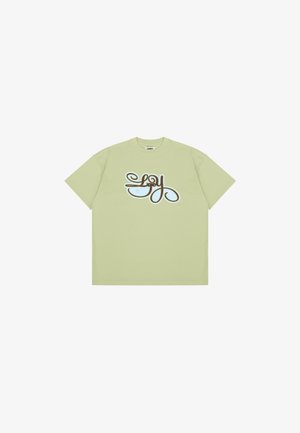 Svijetlozelena pamučna majica s istaknutim smešnim i plavim stiliziranim dizajnom logotipa na prednjoj strani; kratki rukavi i okrugli izrez.