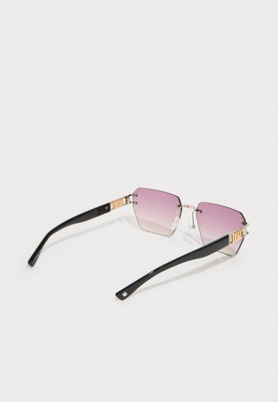 Gafas de sol hexagonales con lentes gradientes morados, varillas de acetato negro y acentos en tono dorado en las patillas. Textura suave y diseño moderno.