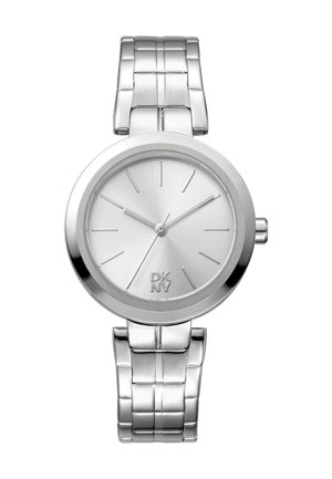 Silberne DKNY-Uhr mit einem Armband aus Edelstahl, rundem Gehäuse, minimalistischem Ziffernblatt, langen Stundenmarkierungen und dem Markenlogo am Boden.