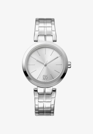 DKNY zilveren horloge met een roestvrijstalen band, ronde bezel, minimalistische wijzerplaat, lange uurmarkeringen en het merkgemáákte logo onderaan.