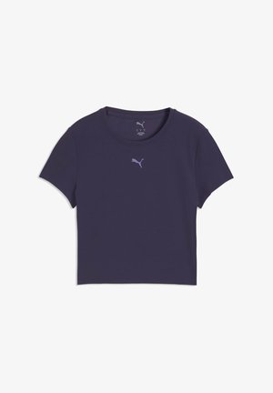 Tumši violetas krāsas īsām piedurknēm saīsināta T-krekla ar apaļu kaklu un mazu gaiši violetu Puma logotipu, kas centrēts krūtīs.