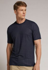 Krátký rukáv námořnické modré tričko vyrobené z měkké tkaniny, s kulatým výstřihem a standardním střihem, hladký povrch a bez vzorů.