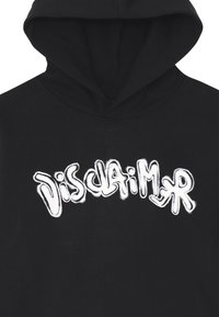 Felpa nera con cappuccio e testo in stile graffiti bianco "disclaimer" sul petto.