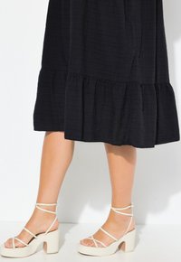 Ulla Popken SEERSUCKER SHORT SLEEVE V-NECK MIDI - Jurk - black